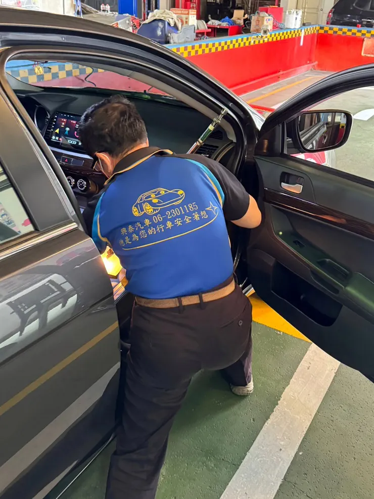 台南汽車驗車推薦【興泰汽車代驗廠】服務貼心，資深技師直接協助