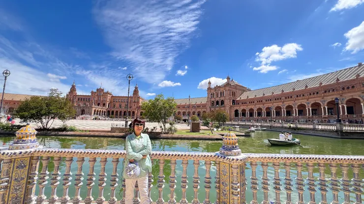 運河水質不佳，划船看似愜意其實很累的。