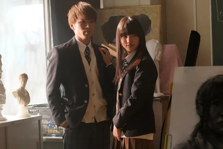 步美（內心是然子）故意在然子（內心是步美）面前吻史朗，眼神充滿挑釁，清原果耶的雙面演出叫人驚艷。