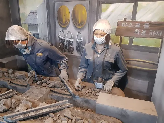 展示女礦工坑外工作情景的模型