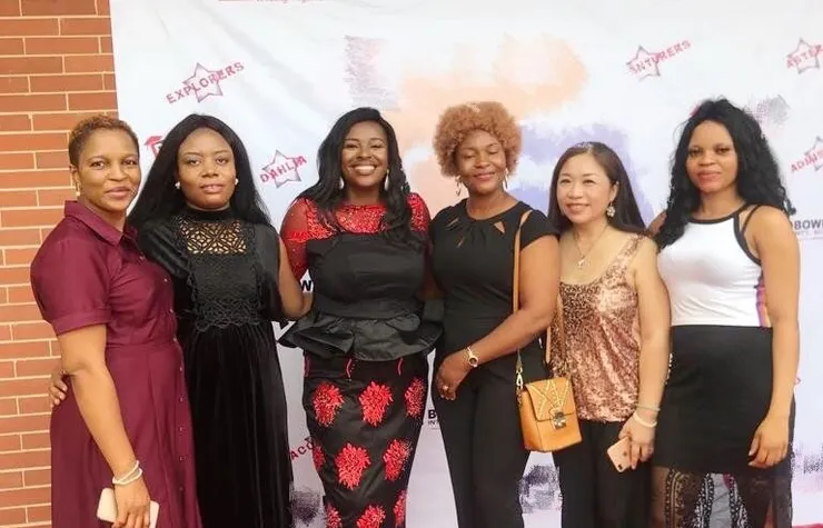 圖中穿紅黑裙的女士是我仔女讀小學時的校長，她對尊卑展幼有很嚴格的要求