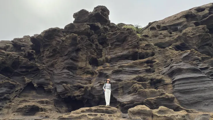 在峭壁下看見自己的渺小