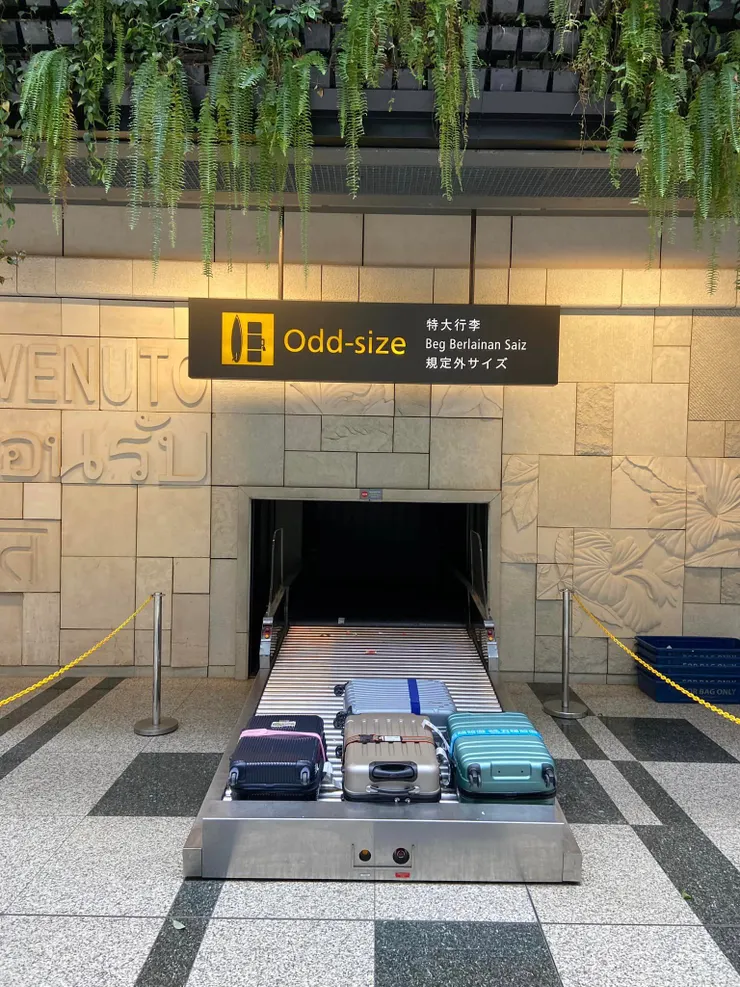 ▲ 領回原先已經託運的行李，拿出平板關機後再託運