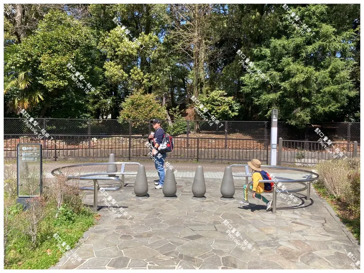 輪椅族外出的難也透過傑森被寫進這本書裡。〔兼具景觀與時用的無障礙車阻~攝於日本〕