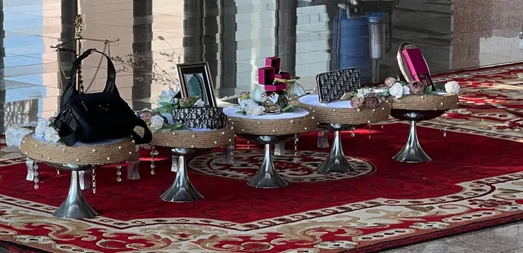 是新郎的聘禮還是新娘的嫁妝呢？後來查了網路資料，發現伊斯蘭婚禮是由男方準備聘禮給女方的。