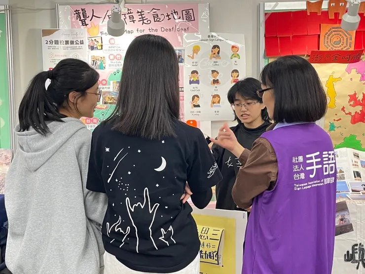 小猴與手語翻譯員介紹聾人文化