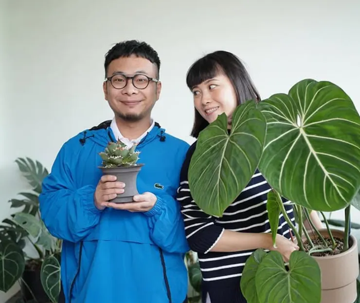 ▲台輪第三代經營者邱柏霖(左一)和太太李宛凌。來源:邱柏霖