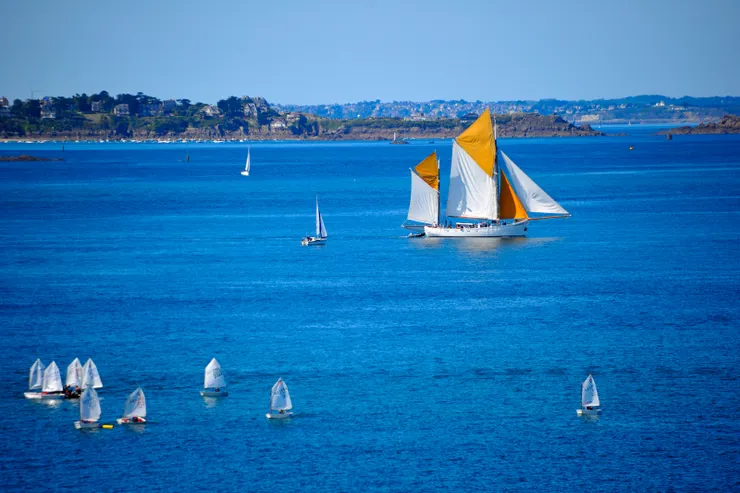 【市徽裡的帆船星點環繞國家堡！那艘大帆船或專載觀光客出海遊覽。】