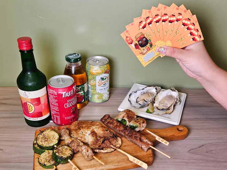 圖說：品嘗美味串燒的同時，還能拿五路財神發放的發財金刮刮卡享折扣。（資料來源：焦糖楓）