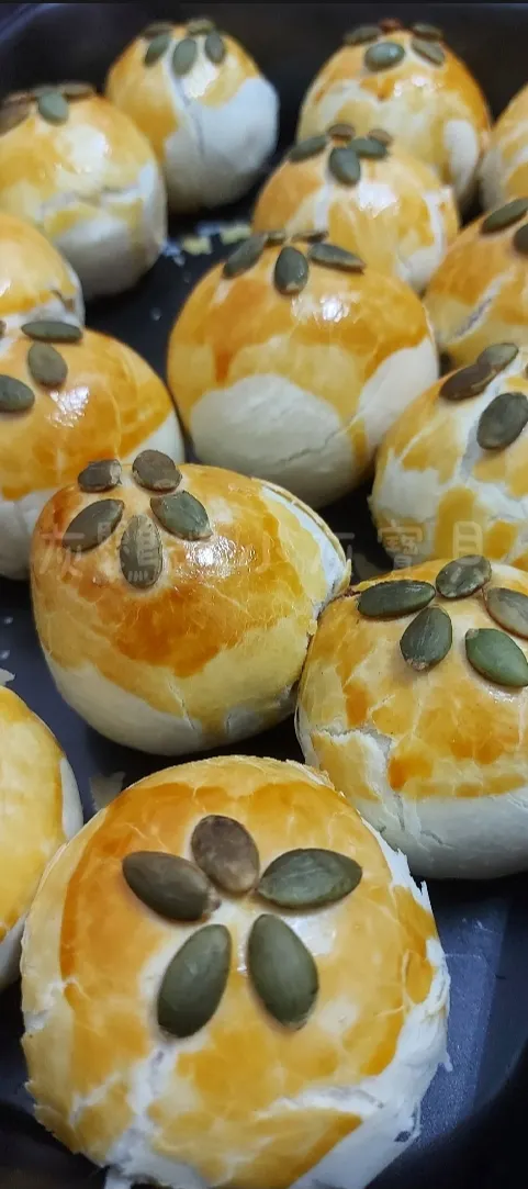 圖片來源：灰鸚鵡小灰寶貝《【蛋黃酥DIY】手工製作螺旋芋頭蛋黃酥＆菠蘿蛋黃酥》https://www.potatomedia.co/s/rVqlny9