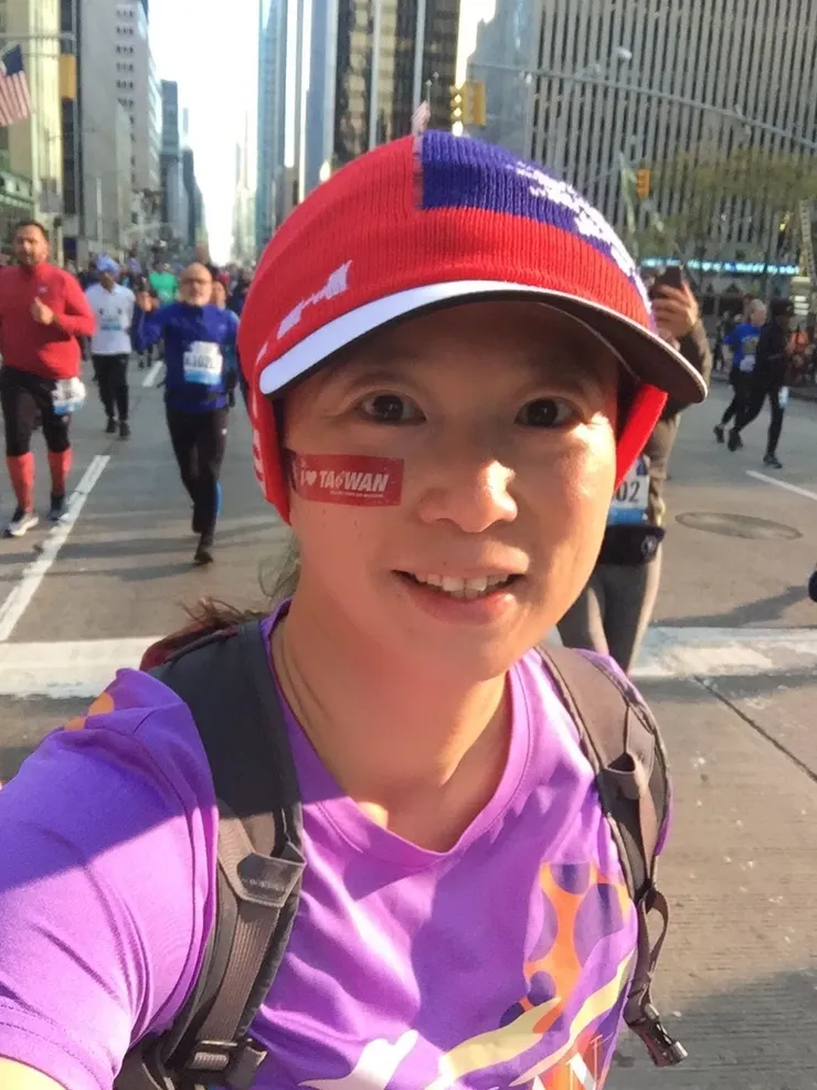 感受紐約馬拉松的熱烈氛圍和現場觀眾的熱情加油