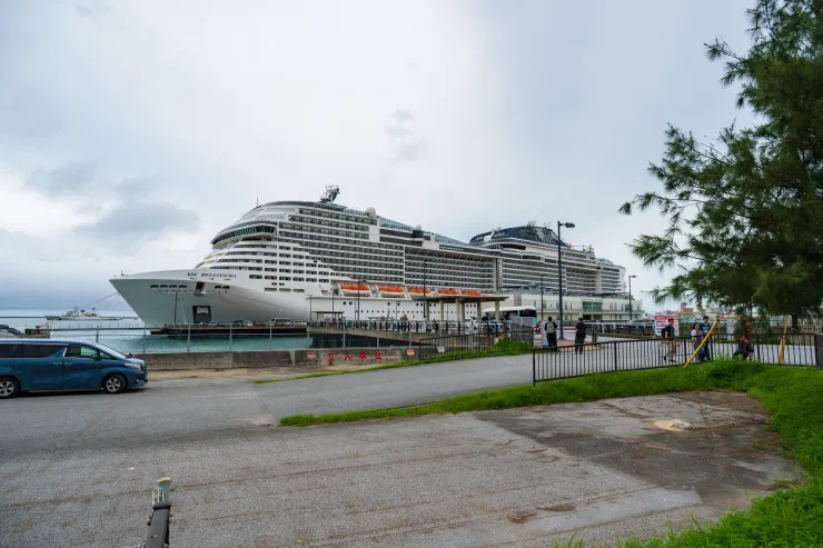 停靠在若狹碼頭的榮耀號，看起來就是一棟移動海上飯店，很壯觀呢!