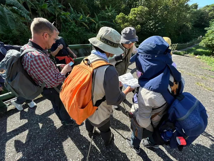 圖09 副領隊-以忠學長發揮語言強項跟外國鳥友介紹