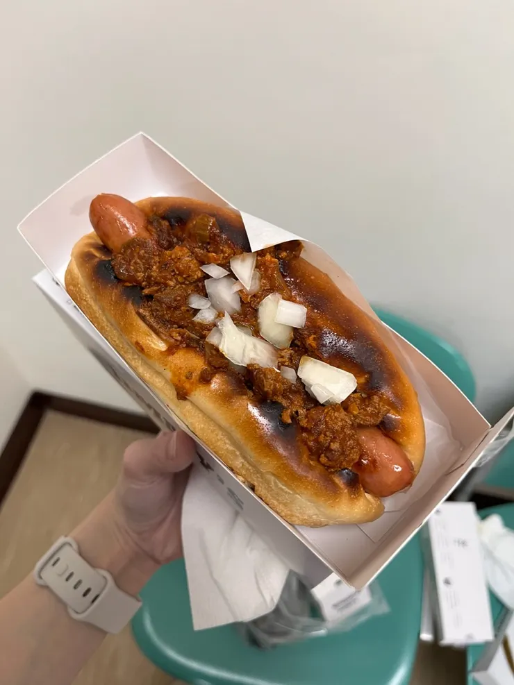 經典牛肉醬熱狗堡。