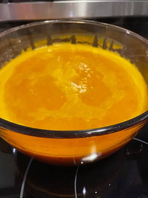 材料煮熟後，用攪拌器打成瓜泥，加入適量清水煮滾，再加 rosemary/thyme 香料，熱騰騰的南瓜湯完成。