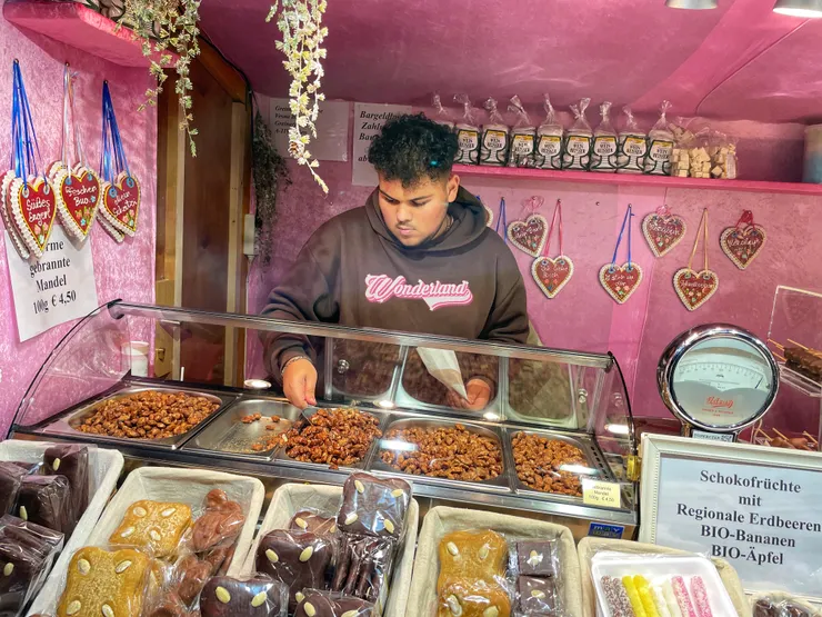 2022開張第一天馬上造訪，不知道是不是換經營者，今年油耗味好重幸好只買一百克!但我覺得也有可能又變好吃，大家還是可以給這攤100公克的機會～