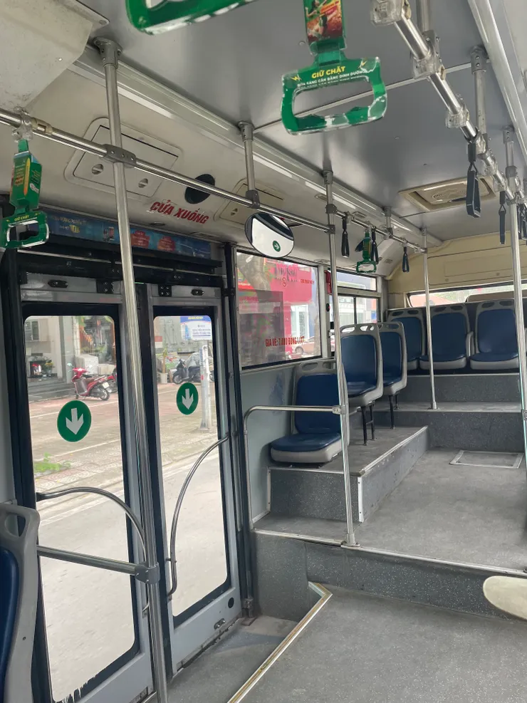 幾乎沒人的公車，由後門下車