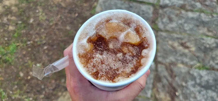 這是一款名為紅茶冰沙的冰品，喝起來基本上偏向是古早味紅茶的味道，冰冰涼涼的造當下就是比較熱的天氣狀況很適合飲用