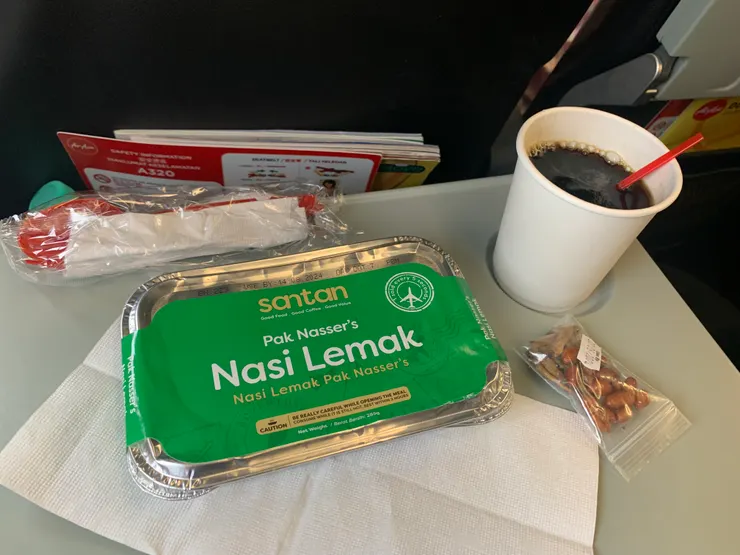 亞航，買了個Nasi lemak當早餐，好吃，記憶中也不貴。