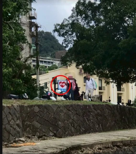 看到左邊的萊爾富便要往左切出去走中山路