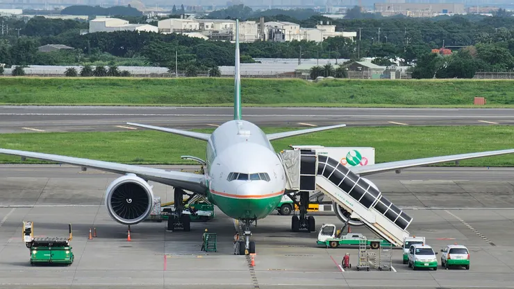 這是長榮航空的波音B777-300ER型客機!是舊塗裝!