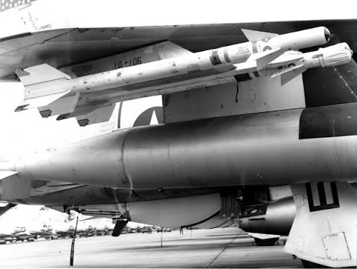 雖然最早的F-105雷公就可以攜帶兩枚AIM-9B,但其使用的雙連裝掛架增加的阻力很大又要犧牲載彈量,且AIM-9B性能也不盡如人意,因此在米格活動程度較低的情況下飛行員都不傾向攜帶響尾蛇。