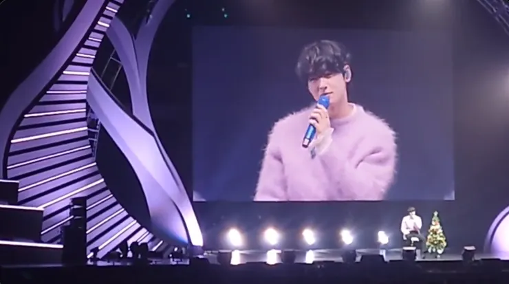 唱完1首歌後就坐下來回答粉絲問題的車銀優