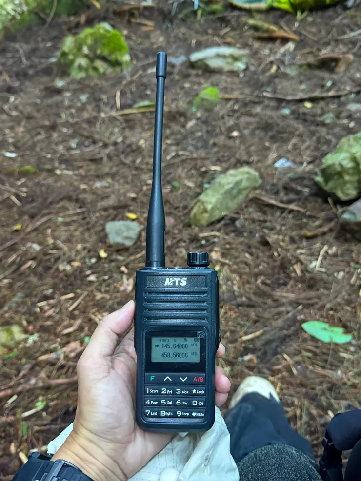 阿鵝帶對講機給我們試用，有對講機好方便，可以唱歌給隊友聽～😝