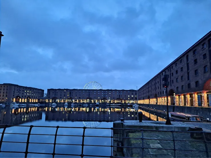 第一次在英國路上待到晚上。總算有夜生活的照片啦。