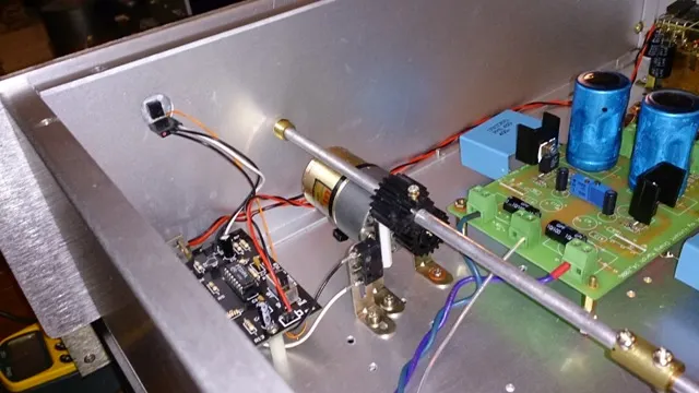 黑色板子就是紅外線馬達控的接收部分，紅外線接收窗裝在前面板上。紅外線馬達控制器可以控制兩組馬達正反 轉，我只用其中一組，遙控器上有四顆按鍵，用以操作兩組馬達正反轉