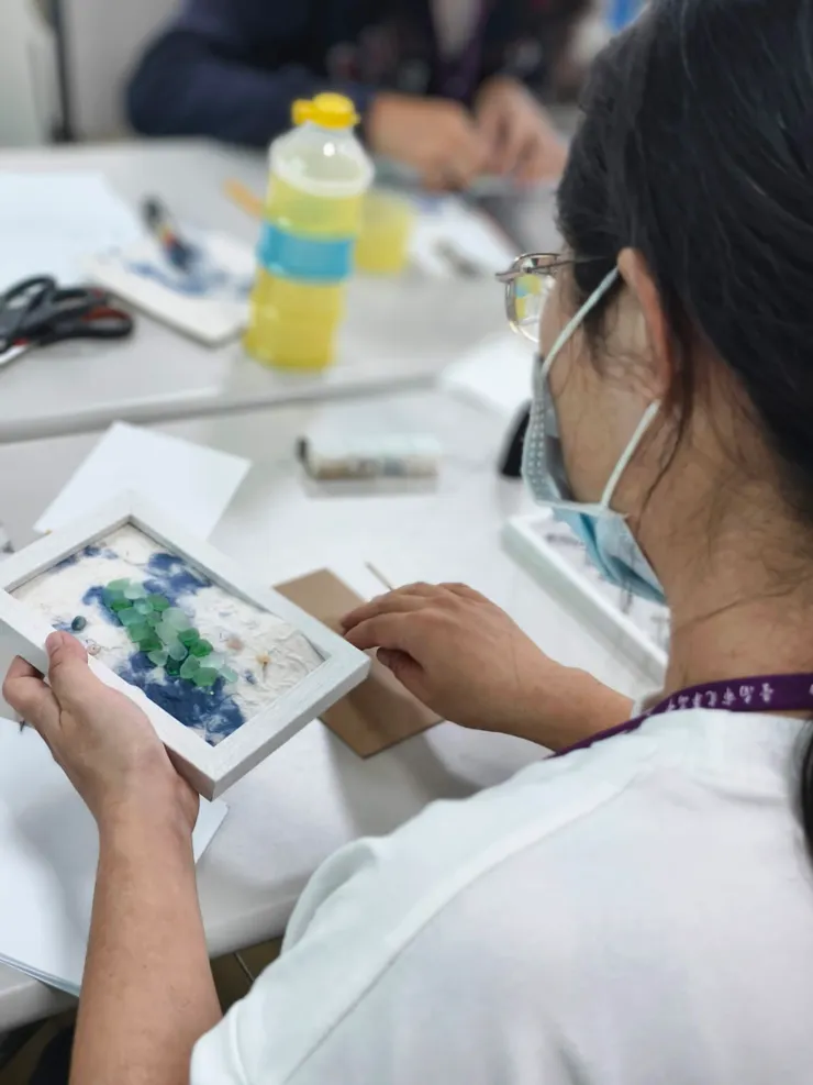 施展魔法的瞬間✨霧面的玻璃瞬間變得晶瑩剔透。這種視覺上的『亮起來』,也點亮了我們心中的愉悅感。