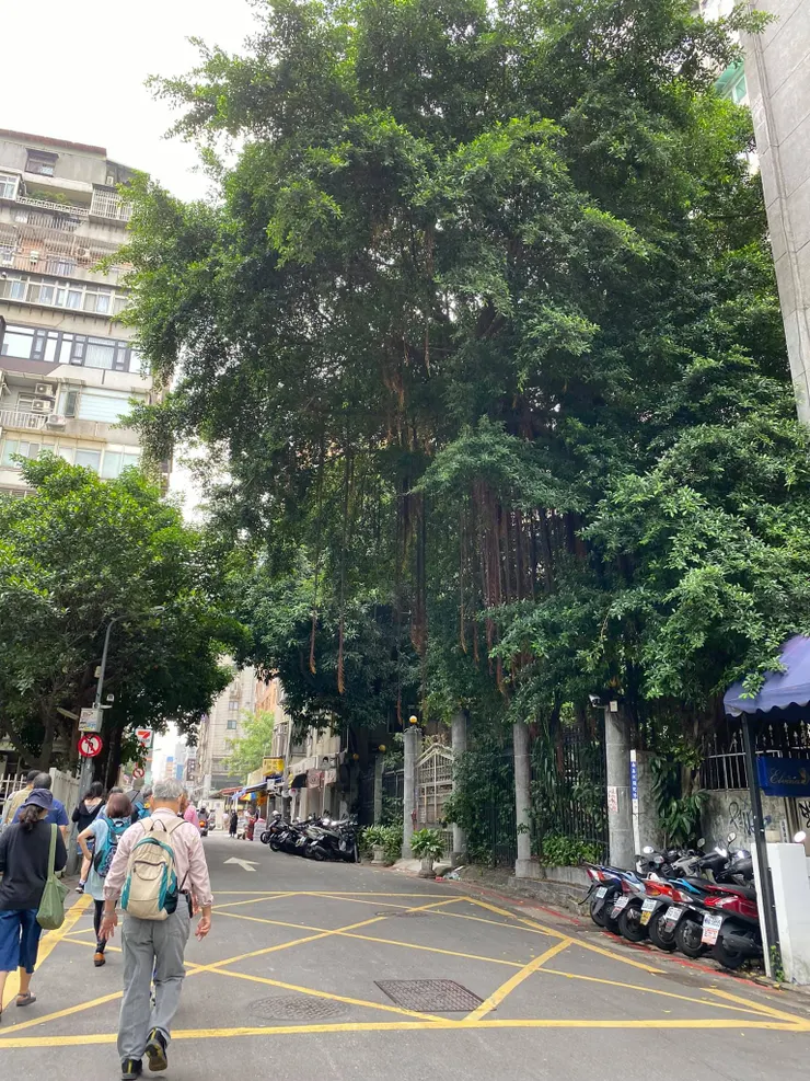 沿著忠孝東路四段17巷往忠孝SOGO方向