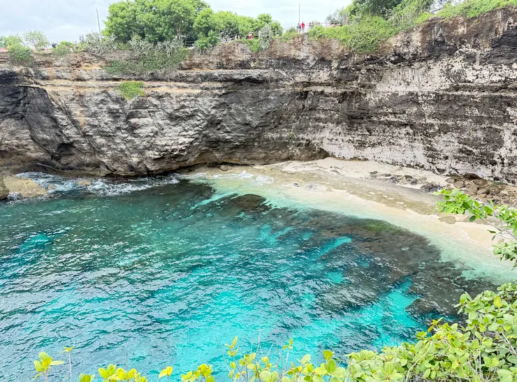 水底下的礁石，讓我聯想到台灣的老梅綠石槽