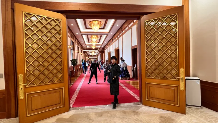 內部採暖色系，大量使用木材。