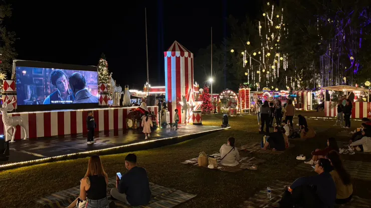 聖誕裝飾，還有露天電影院