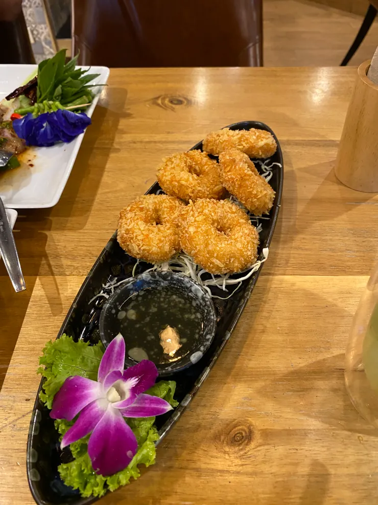 抵達泰國的第一天,客戶請我們到餐廳用餐,雖不若街頭小吃吸引我,但正宗泰式料理就是美味。