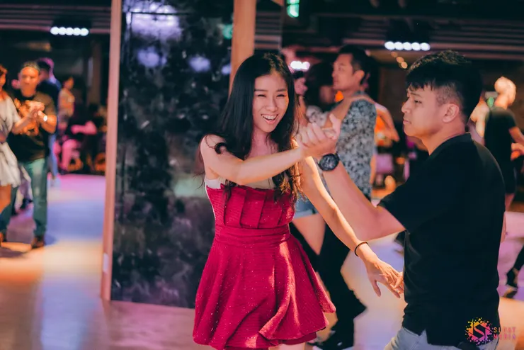 和來自新加坡的朋友跳舞。他說的中文對我而言比較難懂,所以我們會用英文交談,拉丁舞中男生多負責leading,女生多following,我的舞伴正在一邊想著接下來的舞步可以怎麼編又同時跳舞。