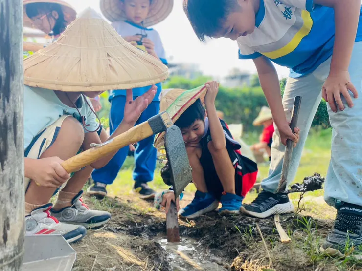 孩子們開心地挖著水道