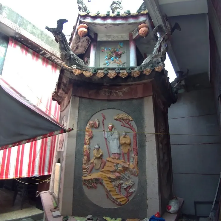 有浮雕的金爐（圖片截圖於網路）