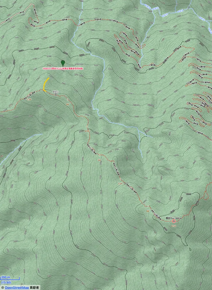 圖二： 罹難者位置，西巒大山位於右下角，路徑是帶有里程標的紅色虛線。從里程看來其實離登山口很近了，真的很遺憾。  黃色線條是瞭望台寬稜結束處往北分叉的稜線，也是這起山難可能切錯的位置。