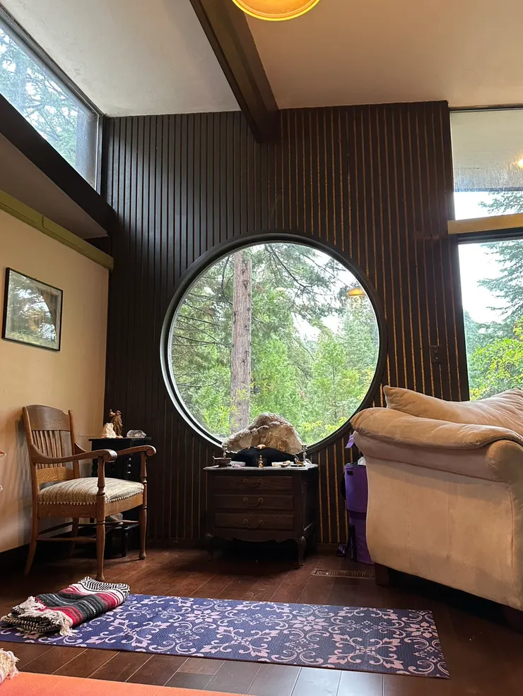 做瑜伽的客廳，遠望可以看到雪士達山喔