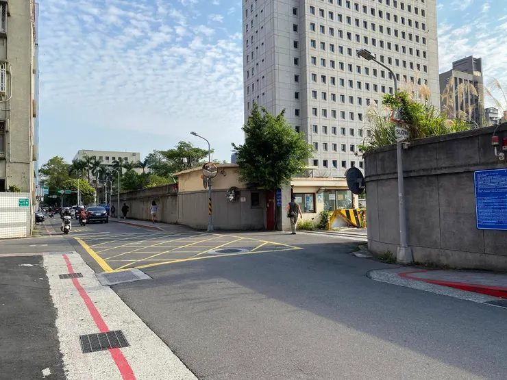 信義路三段134巷正門，對著建國南路二段25巷（2025年3月。筆者拍攝）