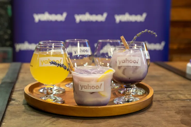 「Yahoo Night」嶄新派對和名人進行「Flip Cups翻杯挑戰」，贏家將獲得Yahoo x 臺虎聯名期間限定特調《Ya虎泡泡 Purple Bubb!e》