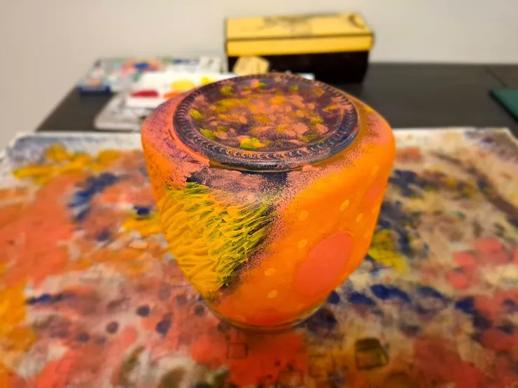 彩繪玻璃罐,用海綿沾顏料,點畫的方式好舒壓