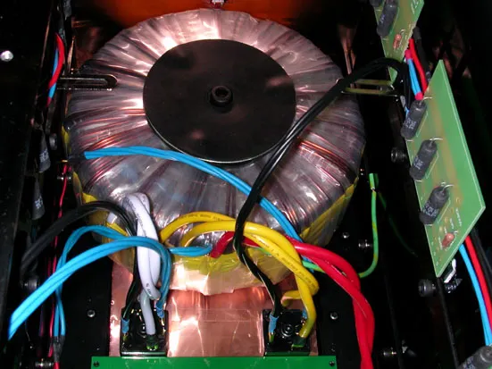 安裝完成的變壓器與橋式整流，機箱底板已預先舖設了銅箔