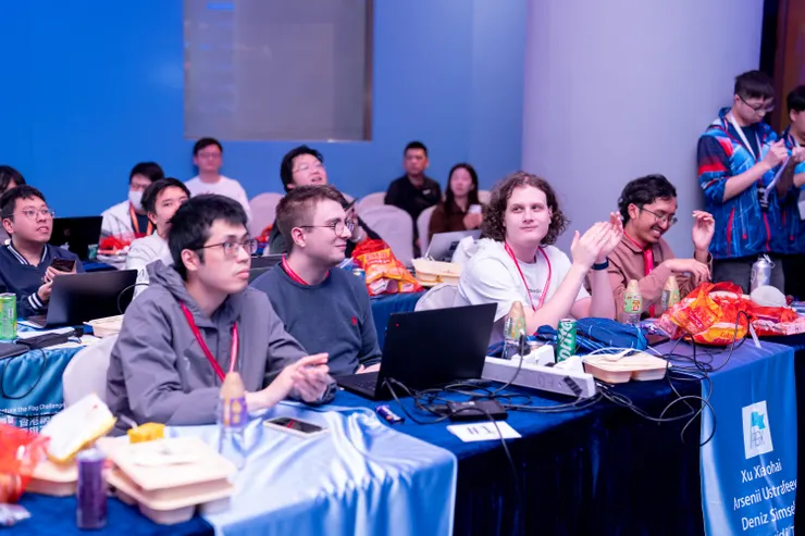 參賽選手在貼近真實企業網絡防護運作的「攻防戰」模式，專注查找系統漏洞、分析攻擊路徑，親身體驗實戰網安任務。