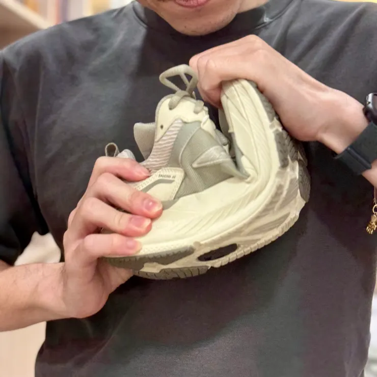 鞋底軟Q但支撐度佳又穩定，可以完整保護雙腳，因此要使出洪荒之力才能彎折🙇‍♂️