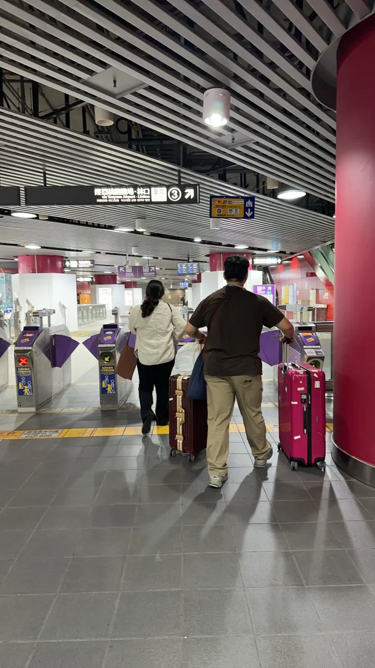 匆匆忙忙轉車的背影