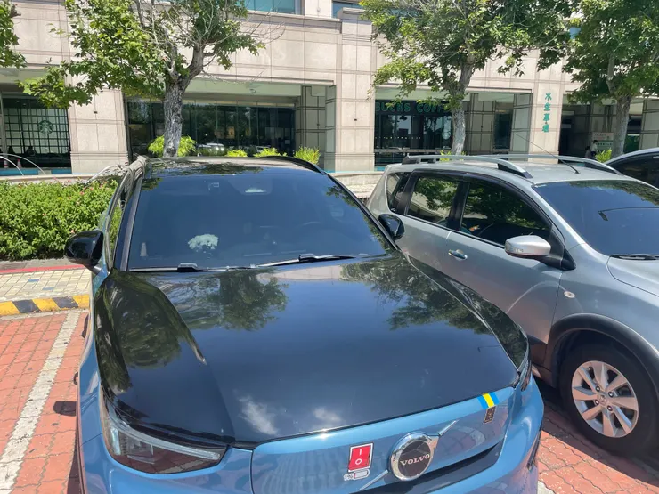 這張與星巴克的合照有點勉強