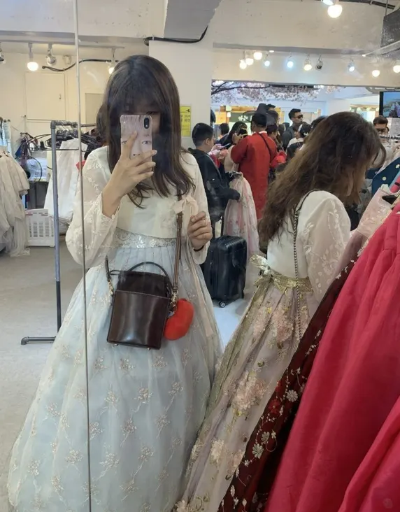 排隊的時候看到不少男生哀怨地等另一半梳裝打扮XD